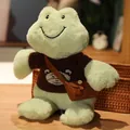 Adorable muñeco de peluche de rana verde sonriente con suéter marrón y bolsa de mensajero - Suéter Café con Cabeza de Oso / Longitud total 30cm, altura sentada 26cm