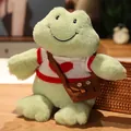 Adorable peluche de rana verde sonriente con un suéter de corazón y bolso marrón - Suéter con Corazón Rojo y Blanco / Longitud total 30cm, altura sentada 26cm