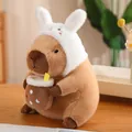 Lindo peluche de carpincho con gorro de conejo blanco y taza de té de burbujas suave. - Estilo Conejo