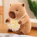 Lindo peluche de carpincho suave con un babero de cuadros amarillos y flor de margarita - Bebé Carpincho Amarillo