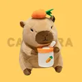 Peluche de carpincho adorable con accesorio de zanahoria y taza sobre fondo amarillo. - Estilo Taza de Té con Leche de Zanahoria
