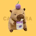 Adorable peluche de carpincho sosteniendo una taza de bebida morada con frutas - Estilo Taza de Té con Leche de Uva