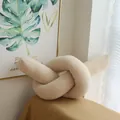 Coussin nœud décoratif en sherpa blanc crème de style nordique pour un décor cosy - Nœud Torsadé / 14x165cm / Beige