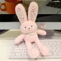 Adorable llavero de conejo de peluche rosa con detalles florales en un teclado de ordenador - Longitud Total 30cm / Rosa - Floral