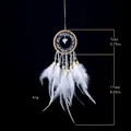 Detalle de atrapasueños de plumas blancas con cristal para coche o decoración - Blanco