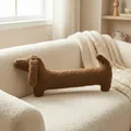 Coussin long teckel en peluche marron, imitation laine d'alpaga pour décor maison. - 68cm / Café Caramel