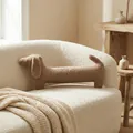 Coussin long en forme de teckel marron en laine d'alpaga synthétique pour canapé et lit - 68cm / Beige