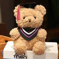 Niedlicher brauner Plüsch-Teddybär mit Doktorhut und Talar, ideales Geschenk zur Feier - 23cm / Dreieckstuch - Rosenrot