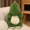 Lindo peluche de dinosaurio verde con pelo sintético suave sobre superficie blanca - Dinosaurio Perezoso de Bobowa
