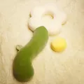 Long oreiller de corps en peluche en forme de fleur avec tige verte et pétales blancs. - Fleur-Blanc