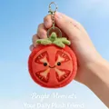 Lindo llavero de tomate de peluche con una cara sonriente frente al cielo azul - Estilo Tomate / Rojo