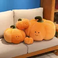 Set aus süßen Halloween-Kürbis-Plüschkissen mit Smiley-Gesichtern auf einem Sofa - 15cmx12cm / Halloween-Kürbis