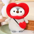 Peluche pingouin adorable avec coiffe en forme de cœur rouge et petit sac - Manchot Cœur