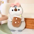 Peluche de pingüino gris con diadema de lazo rosa sujetando una taza de bubble tea - Pingüino con Lazo
