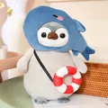 Lindo peluche de pingüino con capucha de tiburón azul y bolsa de salvavidas rojo. - Pingüino Ballena
