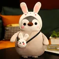 Lindo peluche de pingüino disfrazado de conejo blanco con un pequeño bolso conejo - Pingüino Conejo