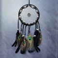 Elegante atrapasueños indio hecho a mano con plumas de pavo real naturales de pared - Adorno Colgante Bohemio (0091F) / 20cm x 53cm