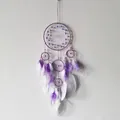 Lila Traumfänger mit fünf Ringen und Federn für eine harmonische Wanddekoration - MS2616A