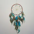 Attrape-rêves artisanal avec plumes bleues et grises pour décoration murale intérieure - Style Perles En Bois (MS2635C) / Anneau 16cm