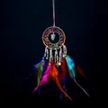 Atrapasueños colorido para coche con piedras naturales y plumas brillantes, a mano. - Multicolor