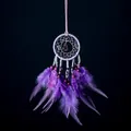 Detalle de atrapasueños morado con piedras naturales y plumas suaves decorativas - Púrpura