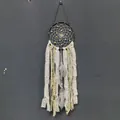Detalle de un atrapasueños bohemio con cintas de encaje blanco y plumas delicadas - Estilo de Anillo Único (MS9241A) / Gris