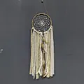Vista detallada de un atrapasueños bohemio hecho a mano con cintas de encaje y plumas suaves - Estilo de Anillo Único (MS9242A) / Beige