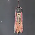 Vista detallada de atrapasueños bohemio con plumas rosas y cintas de encaje - Estilo de Anillo Único (MS9239A) / Rosa