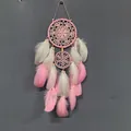 Vista detallada de un atrapasueños bohemio rosa y blanco con plumas muy delicadas - Estilo de Doble Anillo (MS9239B)