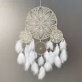 Acchiappasogni artigianale a cinque anelli con piume bianche per pareti - 6915A / 30cm