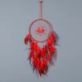 Atrapasueños rojo hecho a mano con rosa central y decoraciones de plumas rojas - Estilo Rosa Roja (MS6963) / Rojo