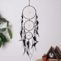Handgefertigter 3-Ring Traumfänger im Indianer-Stil mit schwarz-weißen Federn für Deko - Schwarz (MS6987) / 20x75cm