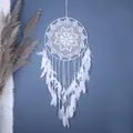 Detailansicht eines großen weißen Traumfängers im Boho-Stil mit Makramee und Federn. - Große Boho-Dekoration (MS9141) / 40x110cm
