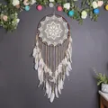 Großer 40 cm Boho Traumfänger mit weißem Häkelnetz und Federn für die Wanddekoration. - Boho Häkelstil (MS9141C) / 40x110cm