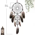 Brauner dreistöckiger Feder-Traumfänger, 80 cm Länge, für Wanddekoration zu Hause. - Kaffeebrauner Weißer Perlen-Stil / MS9104B
