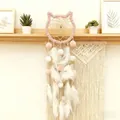 Attrape-rêves rose en forme de chat avec plumes blanches et pompons pour déco murale - Style Chat Rose (MS9162)