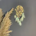 Atrapasueños boho verde menta con luces LED y plumas para decoración de pared de dormitorio - Atrapasueños con Colgante de Luna (MS0098ECD)
