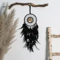 Atrapasueños vintage hecho a mano con plumas negras y árbol de la vida de piedras - Cuentas Blancas y Negras (MS9496) / 15cm