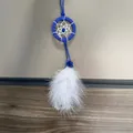 Llavero atrapasueños azul tejido a mano con suaves plumas blancas accesorio decorativo - Azul y Blanco
