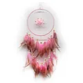 Elegante atrapasueños rosa hecho a mano con rosa central, plumas y cuentas de madera - Estilo Rosa Rosa (MS6961) / Rosa
