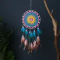Atrapasueños boho hecho a mano de ganchillo colorido con plumas rosas y azules para pared - Estilo Ganchillo Arcoíris (MS6964B)