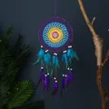 Atrapasueños bohemio hecho a mano con plumas colgantes moradas y azul turquesa - Estilo Pluma Ganchillo Multicolor (MS6964C)