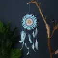 Atrapasueños azul hecho a mano con diseño de ganchillo y plumas suaves en una rama. - Estilo Ganchillo Azul Blanco (MS6964D)