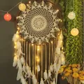Nordischer Häkel-Traumfänger mit warmen LED-Lichtern und schönen weißen Federn - LED Lichtstreifen Stil (MS0071CD) / 10m LED Licht / Kaffeebraun