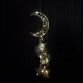 Decoración colgante de luna y estrellas de ratán con cálidas luces LED para habitación - Estilo Luna Estrella (MS0033-8) / Blanco