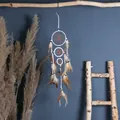 Atrapasueños mini de tres aros blanco hecho a mano con plumas y cuentas. - Blanco (MS7008I) / Longitud Total 63cm