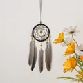 Atrapasueños de pared hecho a mano con plumas grises y cuentas doradas en pared blanca - 8cm / Gris (MS0053A)