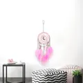 Handgemaakte roze dromenvanger met veren en maanbedeltje in een gezellige boho kamer. - Zonder Licht / 15cm (Diameter) / Roze