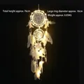 Handgefertigter weißer Dreiring-Traumfänger mit warmen LED-Lichtern und Federn Dekoration - Mit LED-Licht (MS0121ACD) / Weiß