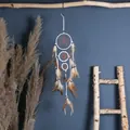 Handgefertigter dreiring Traumfänger im Boho-Stil mit braunen Federn für die Wanddekoration - Drei-Ring Traumfänger (MS7008I) / Weiß